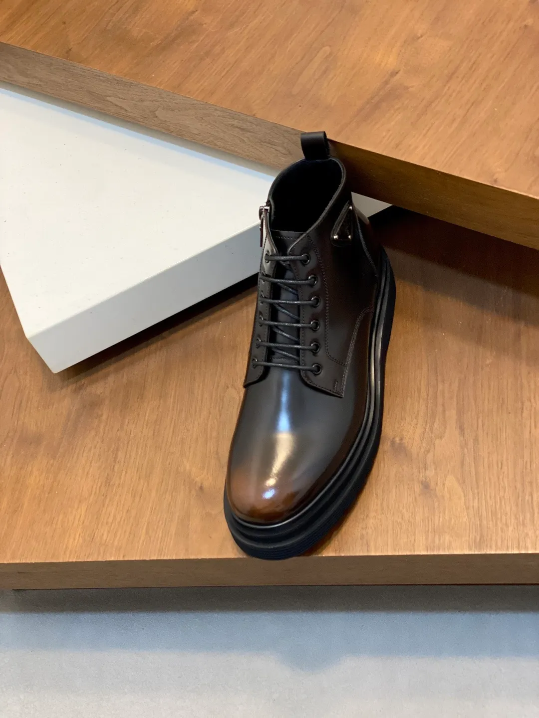 Men's men's shoes💰900 Prada/Prada Thick-soled formal wear shipped, same style at the counter, top-quality goods produced in Dongguan, those who know the goods should hurry up and start! New men's casual leather shoes, imported calfskin, shiny and translucent leather, uniform leather holes, fine texture, splicing and sewing technology, soft, comfortable and wrinkle-free, elegant Derby shoe shape, thickened and heavy-duty made, high-quality products that kill all currencies in the market, standard gold-label cowhide feet, calfskin lining, thickened rubber sole, durable and wear-resistant, ultra-light material, extremely comfortable for the upper foot, smooth surface, splicing lines, two styles to choose from, complete packaging! Size: 39-40-41-42-43-44 (45 customized) leather shoes
